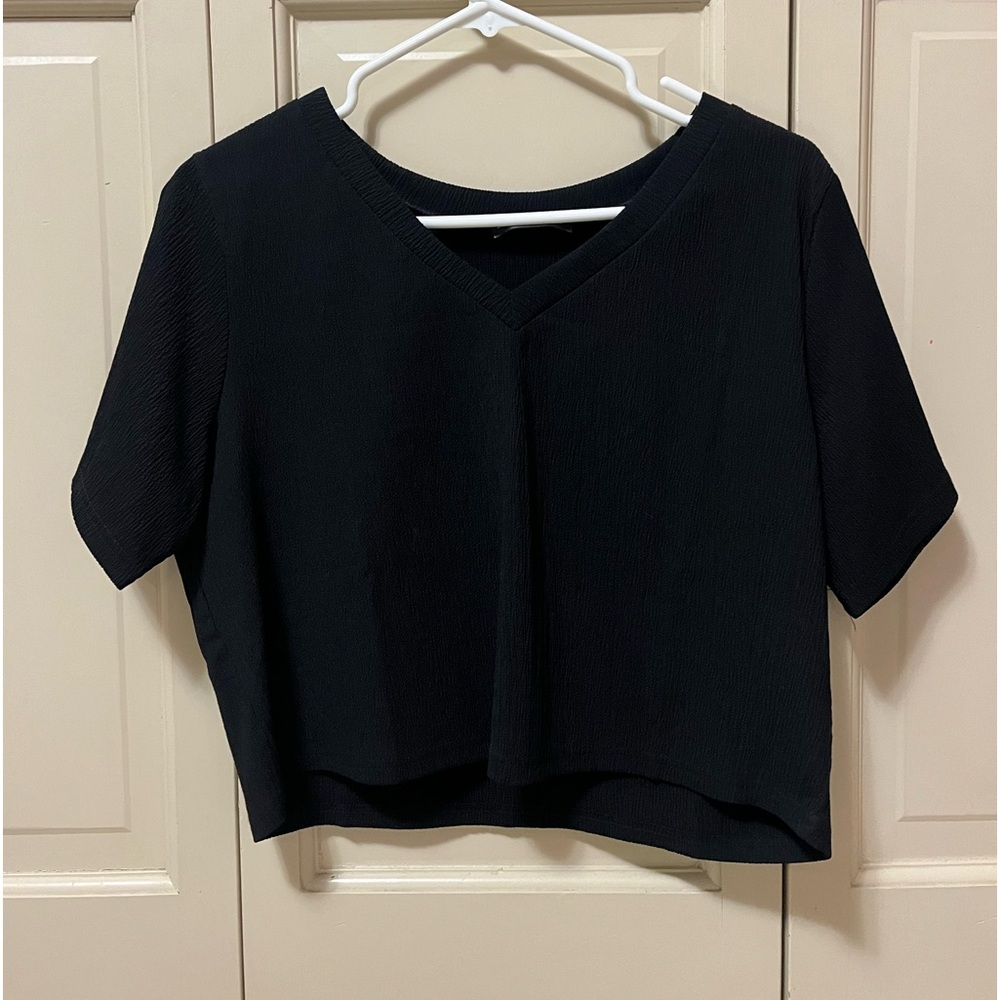 black cropped v neck shirt